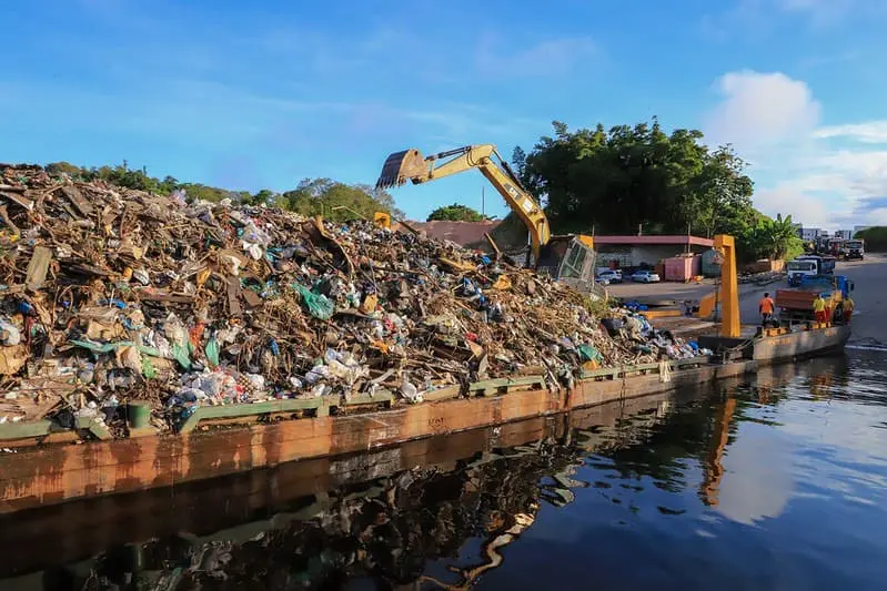 Prefeitura de Manaus realiza quinta operação no ano de transbordo do lixo da orla do rio Negro