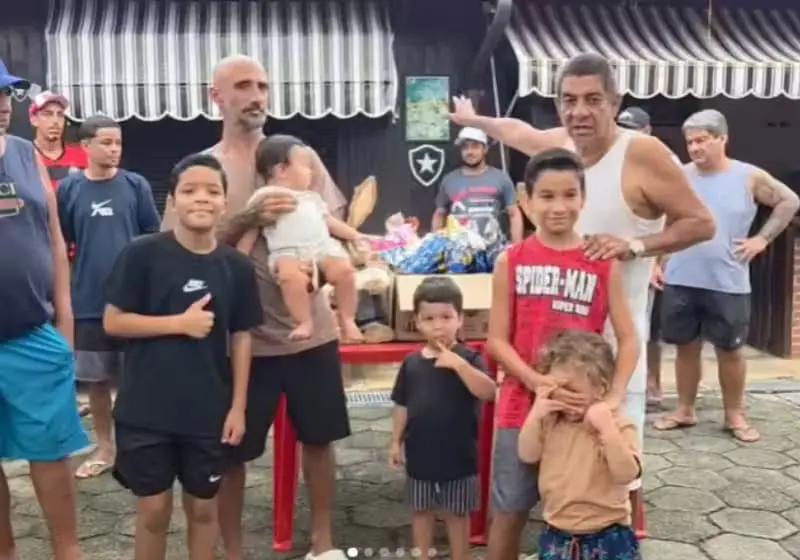 Zeca Pagodinho distribui ovos de Páscoa na comunidade do Rio com ajuda de Fábio Jr