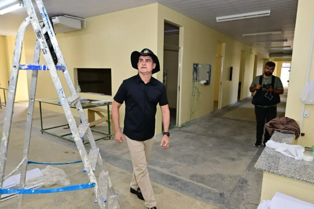 Prefeito David Almeida vistoria obras de duas UBSs na zona Oeste e anuncia entregas até setembro
