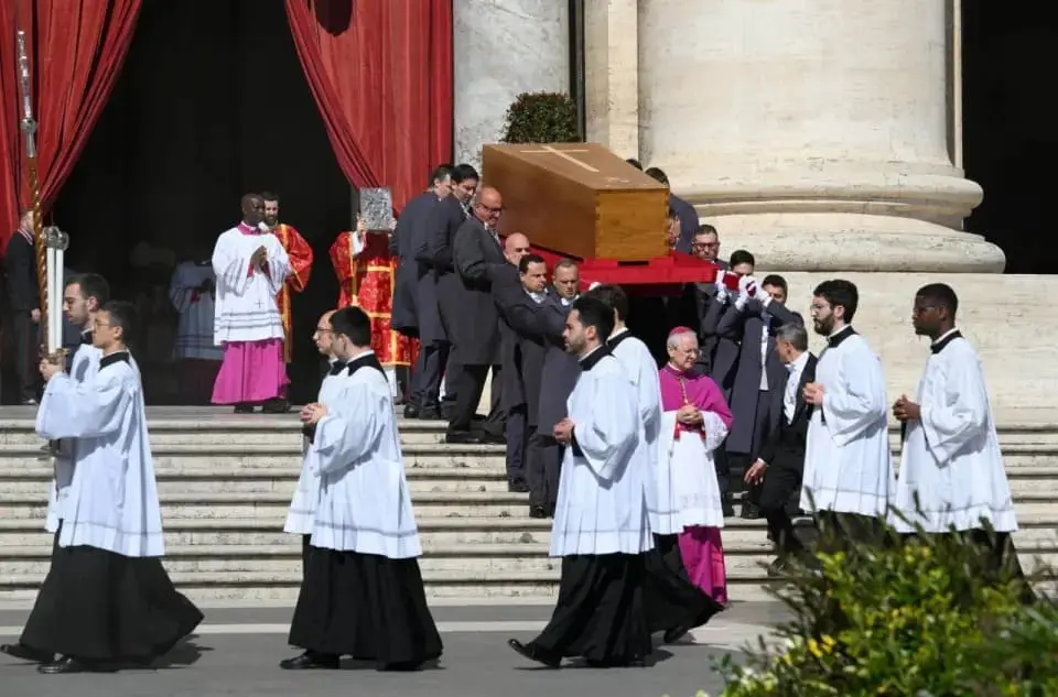 Em despedida emocionante, Papa Francisco é sepultado na Basílica de Santa Maria Maior