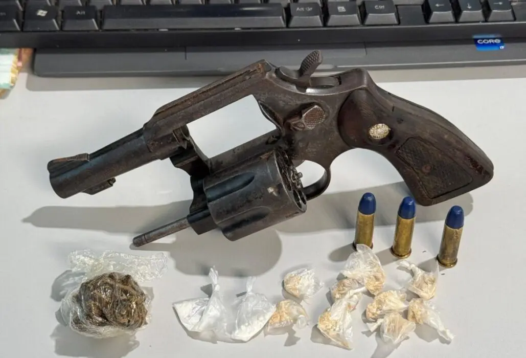 Polícia prende homem em flagrante por tráfic0 de drogas, posse de arma de fogo e corr*pção de menores
