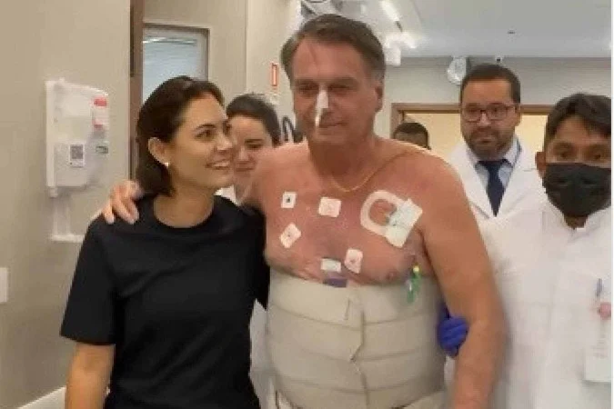 Bolsonaro caminha por hospital com auxílio de Michelle