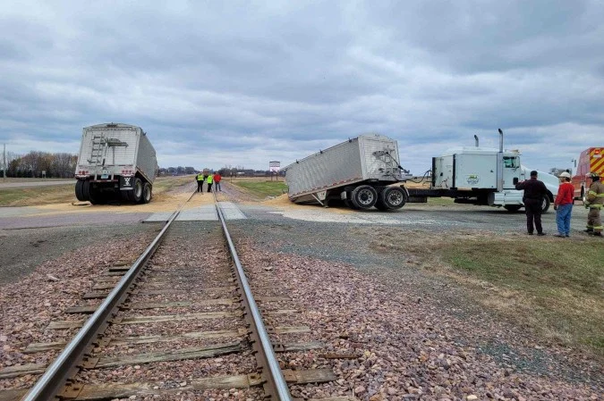 Carreta é partida ao meio após ser atingida por trem
