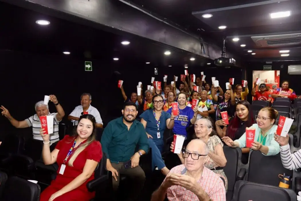 Cinema itinerante leva cultura e bem-estar a idosos da Fundação Dr. Thomas