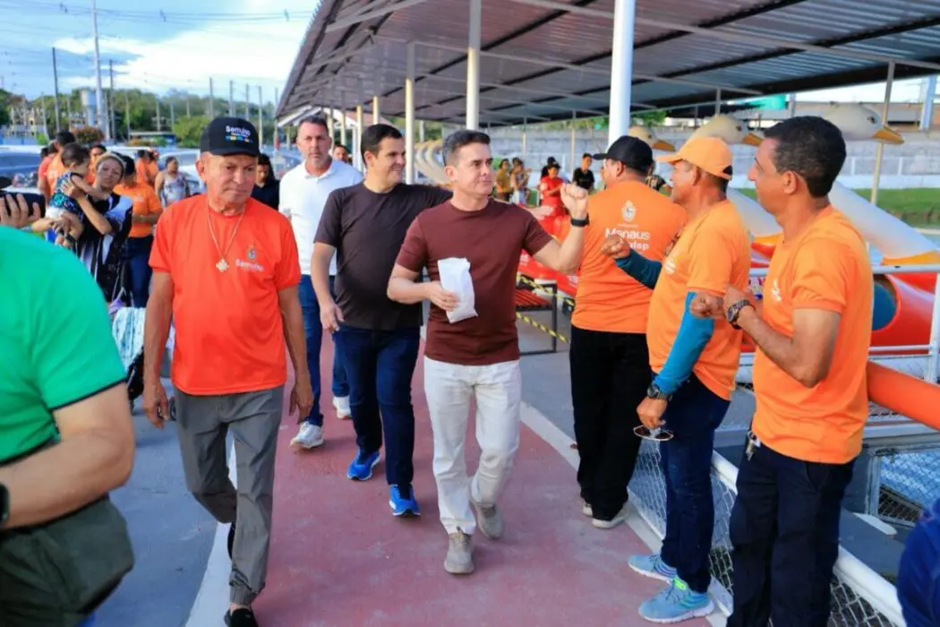 Prefeito David Almeida vistoria obra da lagoa do Bombeamento, que terá primeiro pedalinho público de Manaus