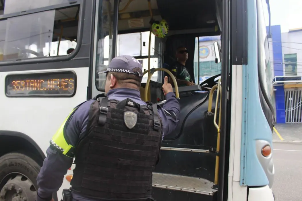 Caem crimes de roubos de celular, a ônibus e pedestres no Amazonas