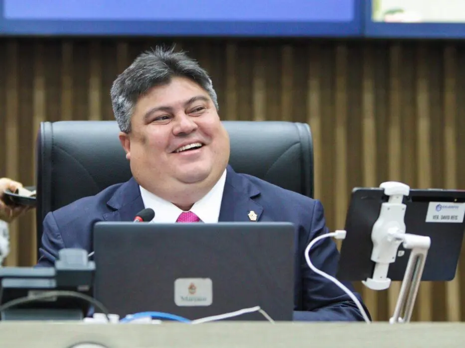 Presidente David Reis anuncia antecipação da primeira parcela do 13º salário dos servidores da CMM