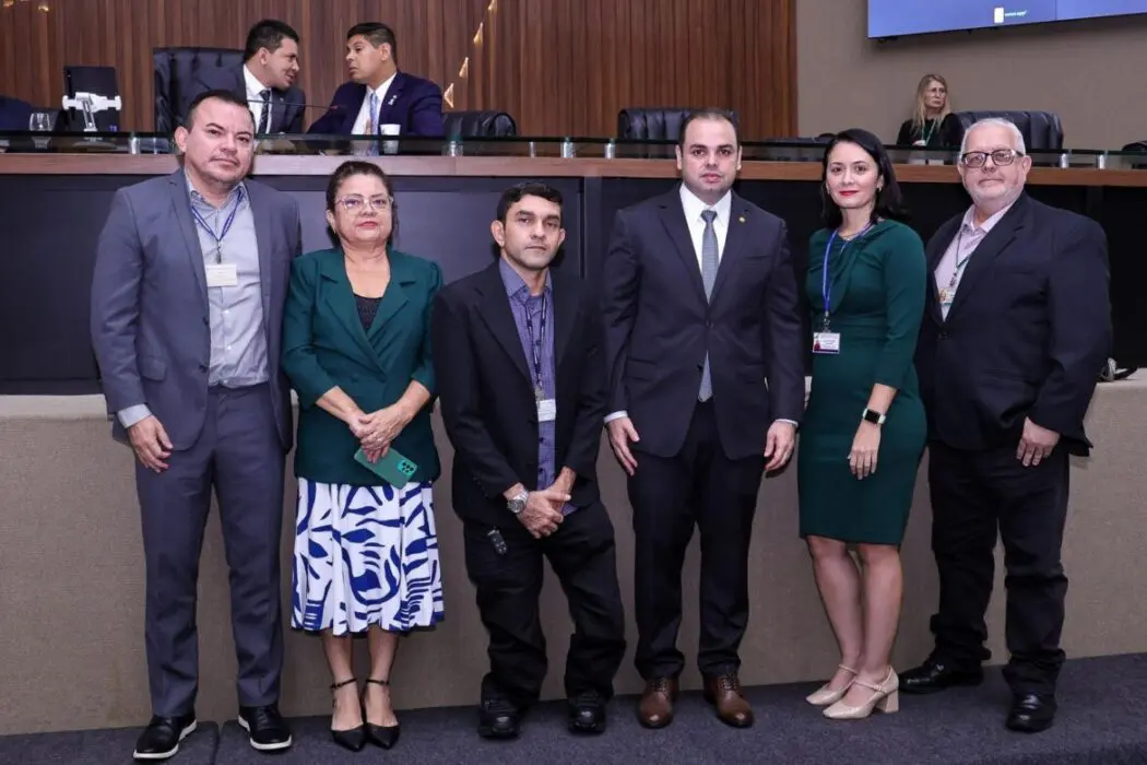 Presidente Roberto Cidade assina portaria que cria Comissão Especial para condução do concurso público da Aleam
