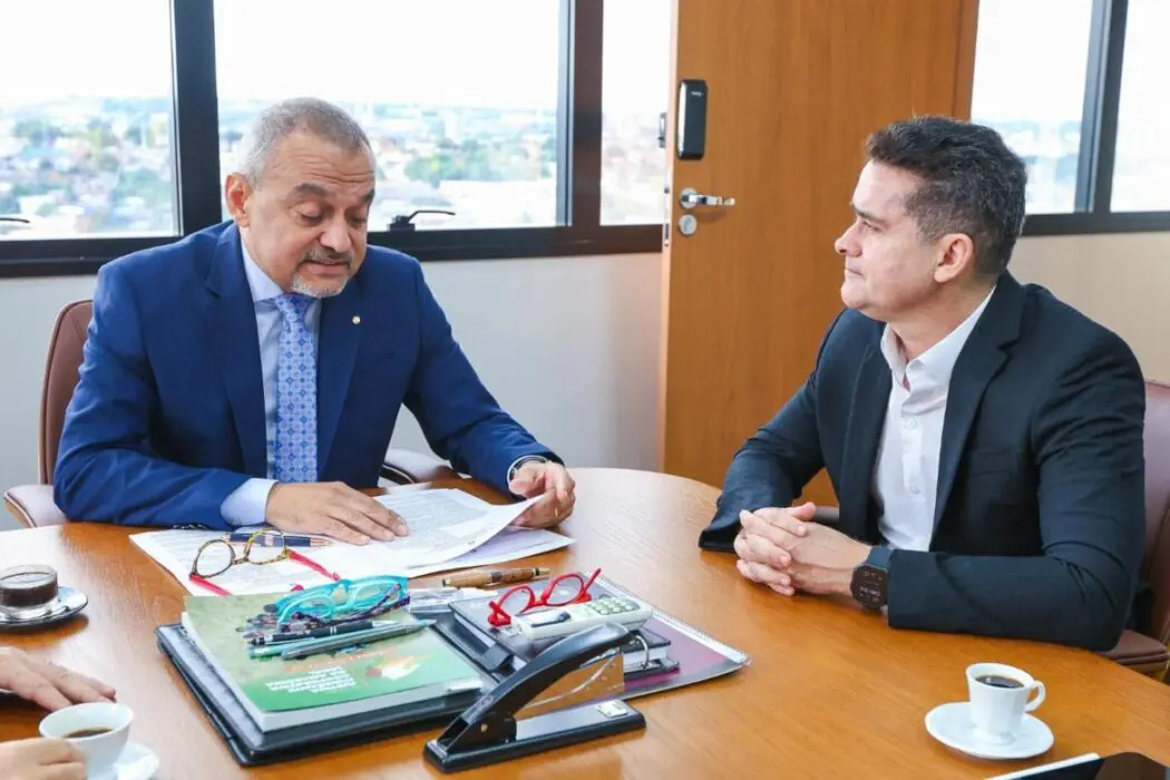 Prefeito David Almeida assina acordo com TJ-AM para perdoar 200 mil ações de dívidas pequenas da justiça