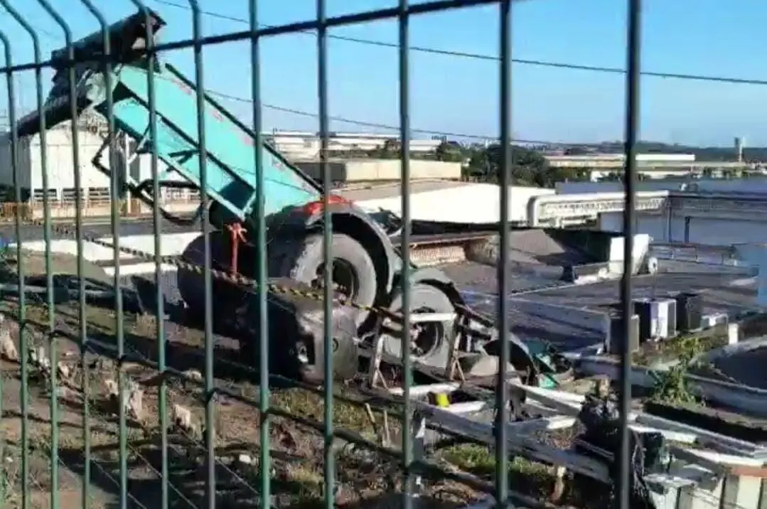 Homem morre após ser atingido por carreta no Distrito Industrial, em Manaus
