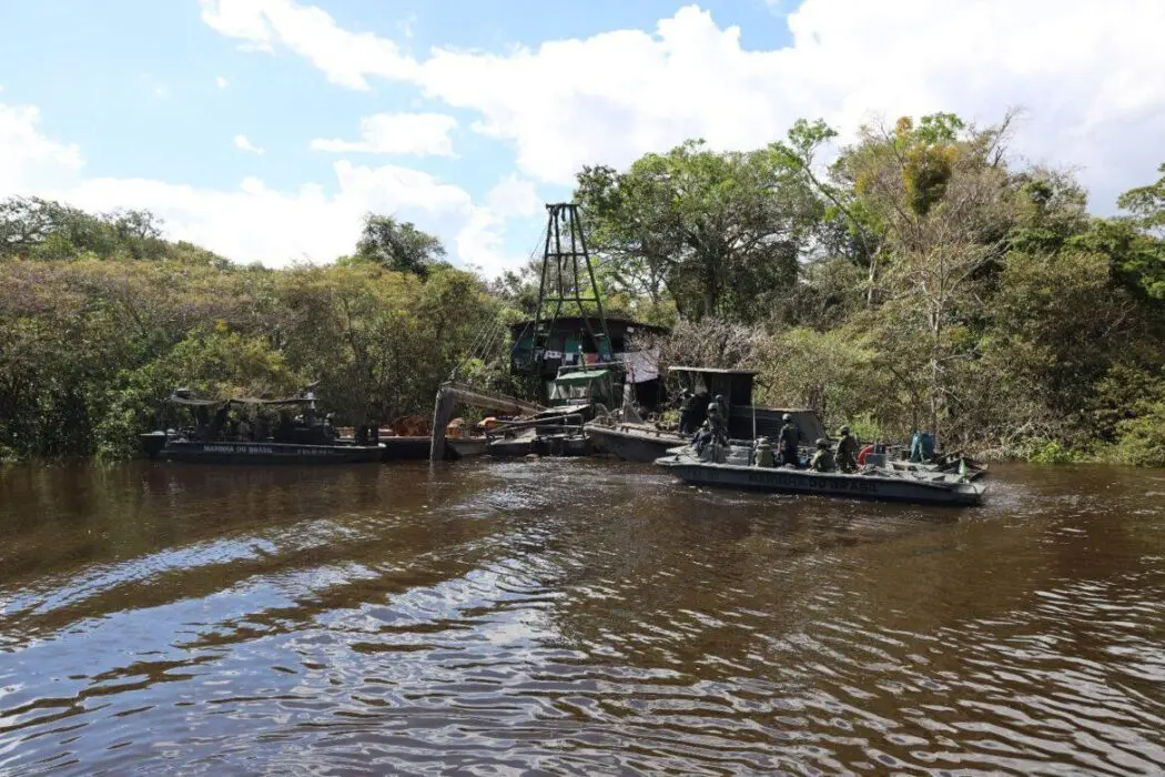 Suspeitos de garimpo são presos e dragas apreendidas durante a Operação Ágata Amazônia