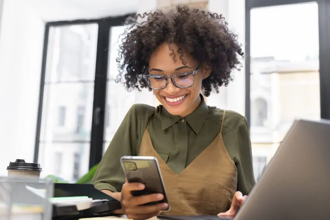 Celular cresce como fonte de renda entre brasileiros em 2025