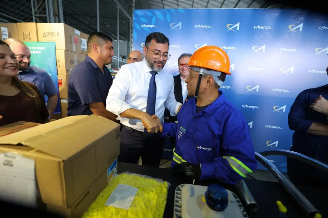 Ilumina+ Amazonas: Governador Wilson Lima vistoria envio de luminárias de LED para Jutaí e Fonte Boa
