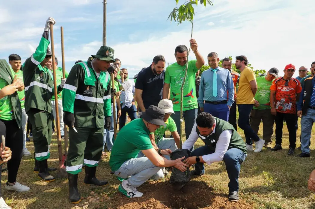 Prefeito David Almeida lança ações com foco em reflorestamento urbano, adesão aos ODS e logística reversa nas escolas municipais