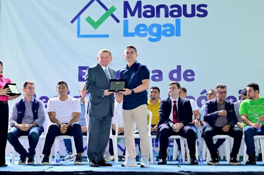 Prefeito David Almeida recebe homenagem do Poder Judiciário por avanços na regularização fundiária em Manaus