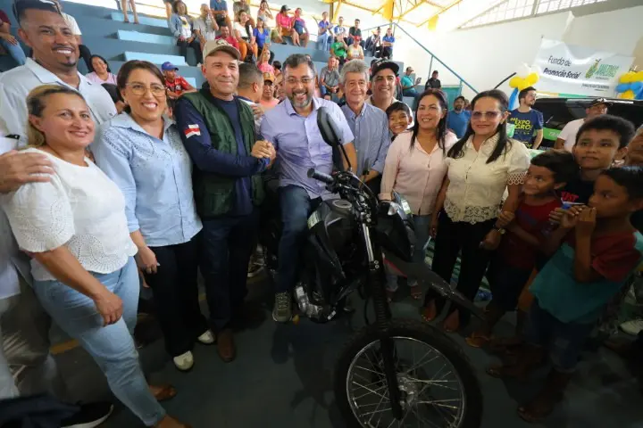 Governo do Amazonas entrega R$ 1,2 milhão em crédito rural e 482 documentos rurais em Borba e Novo Aripuanã