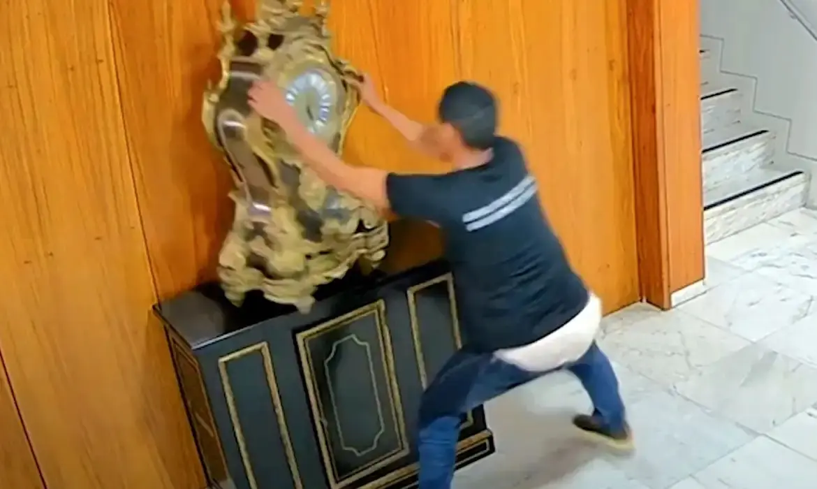 Moraes manda prender homem que destruiu relógio no 8/1 e pede para investigar juiz que o soltou