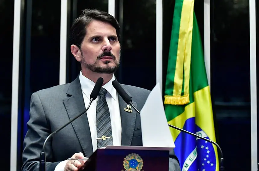 Marcos do Val foge para os Estados Unidos contrariando ordem do STF