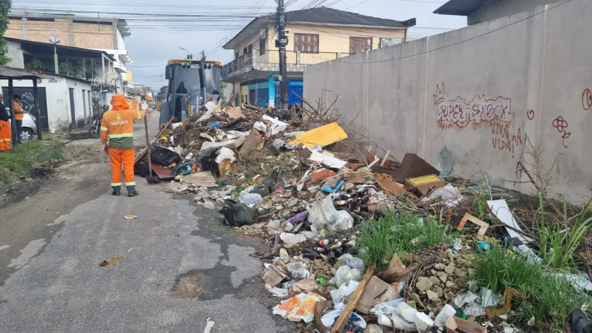 Prefeitura desarticula 35 lixeiras irregulares no segundo dia de operação em Manaus