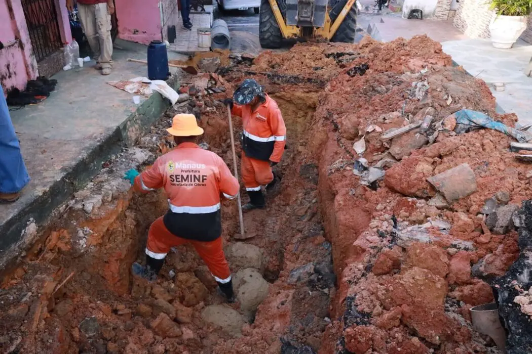 Prefeitura de Manaus recupera tubulação comprometida e evita alagamentos na Compensa