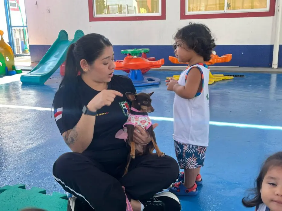 Creche da Prefeitura de Manaus recebe ação da Cinoterapia para auxiliar o desenvolvimento dos estudantes