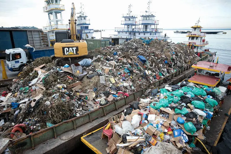 Prefeitura de Manaus retira até 400 toneladas de lixo do rio Negro em nova operação de transbordo
