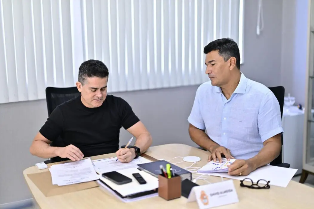 Prefeito David Almeida assina certidão histórica de regularização fundiária para bairros que aguardavam há mais de 100 anos