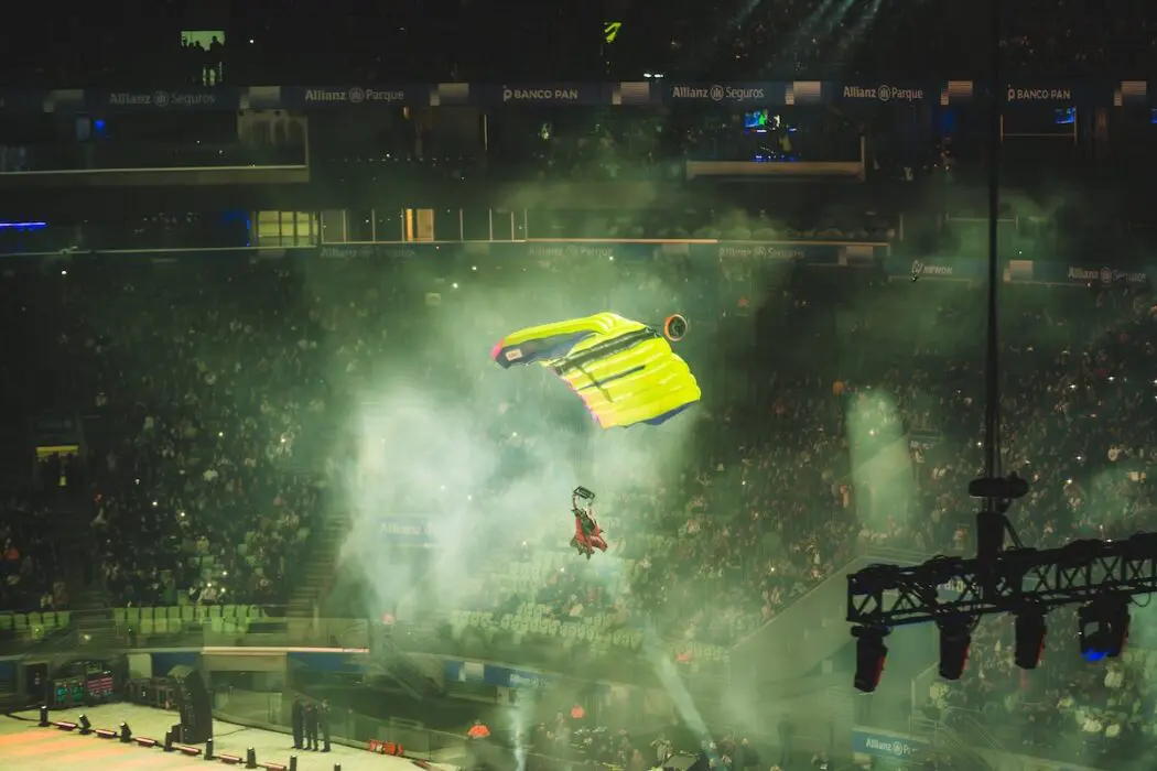Flávio Jordão realiza pouso de wingsuit dentro do Allianz Parque