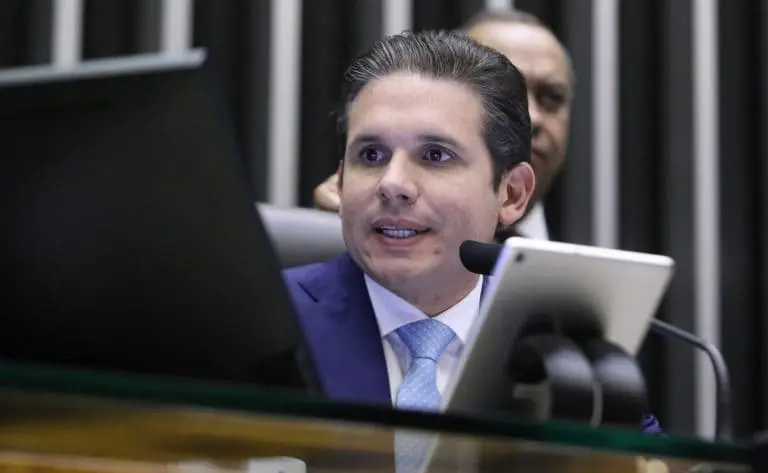 Hugo Motta proíbe reuniões de comissões na Câmara durante recesso