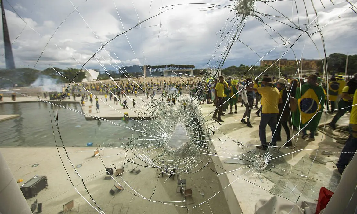 Condenada pelo 8/1 é presa ao chegar no Brasil em voo de deportados