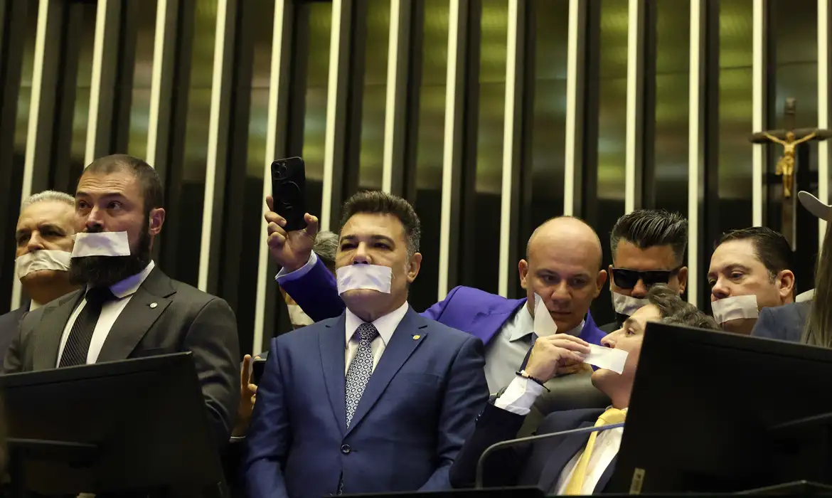 Oposição pernoita nos plenários do Congresso para impedir trabalhos