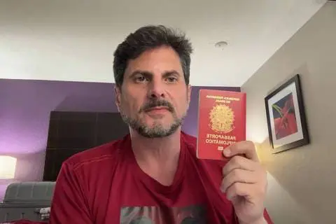Senador Marcos do Val é levado para colocar tornozeleira eletrônica