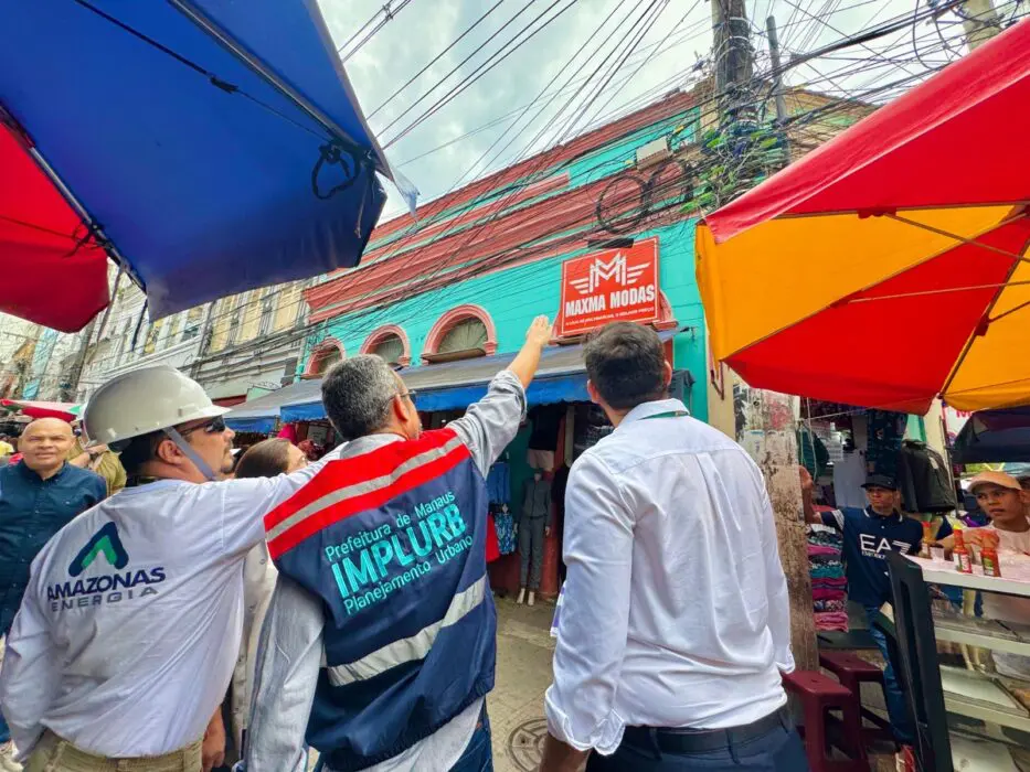 Fios abandonados em postes são alvos de fiscalização durante ‘Mutirão no Bairro’ no Centro