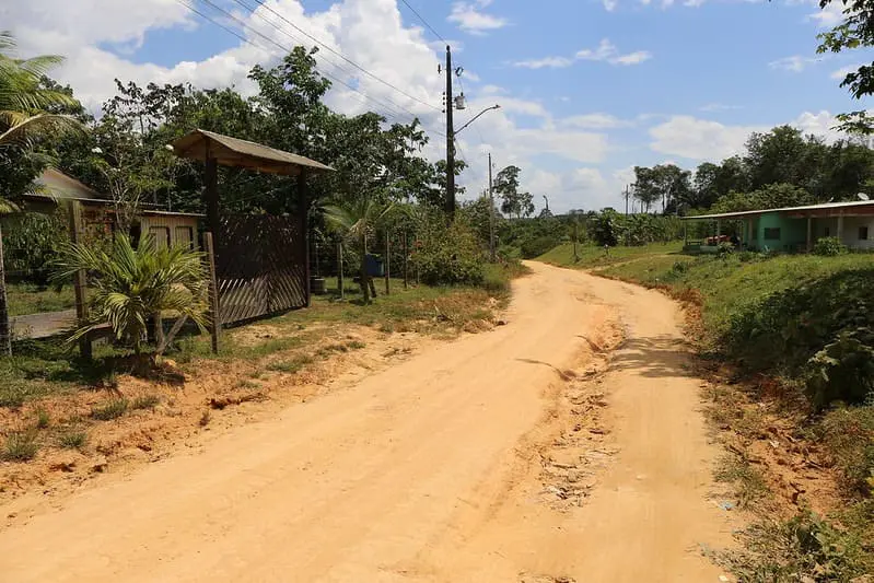 Ramais da zona rural de Manaus começam a receber obras de pavimentação, beneficiando famílias produtoras e impulsionando a economia local