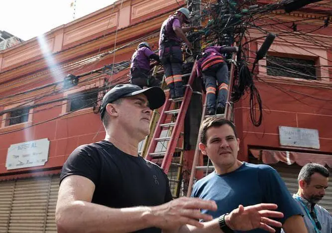 Prefeito David Almeida acompanha mais uma ação inédita do ‘Mutirão no Centro’ e fiscaliza retirada de 'cabos mortos' para combater a poluição visual