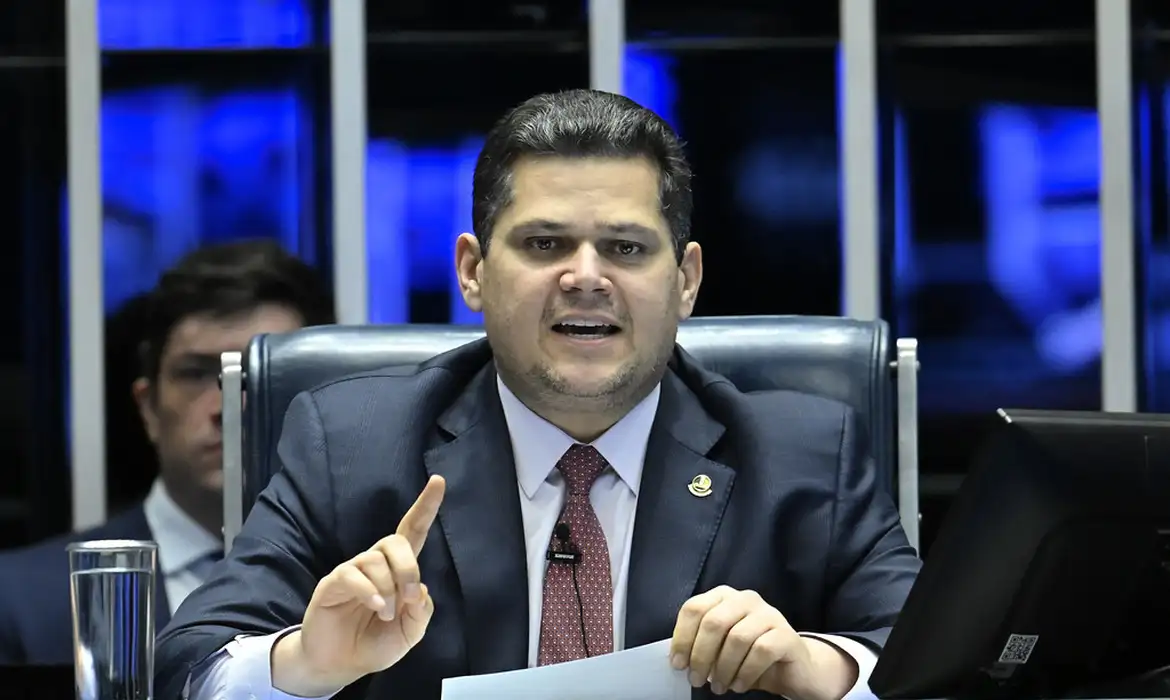 Alcolumbre cancela calendário para sabatina de Jorge Messias ao STF