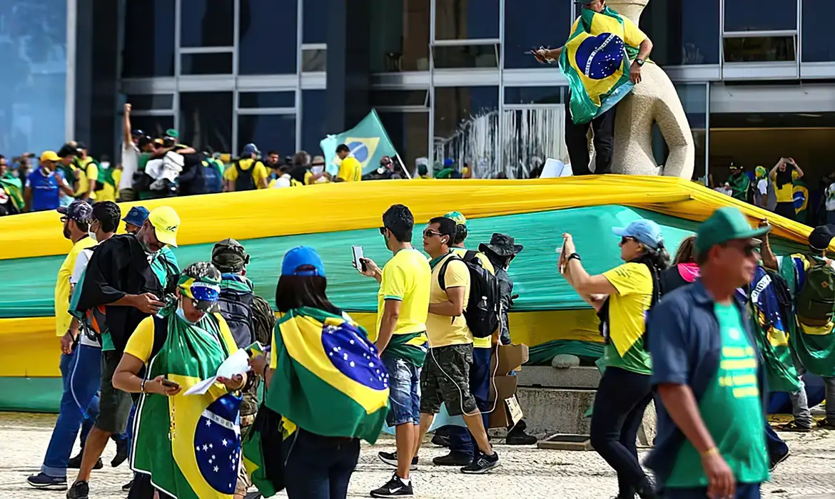 Cientista político vê onda bolsonarista enfraquecida após condenação