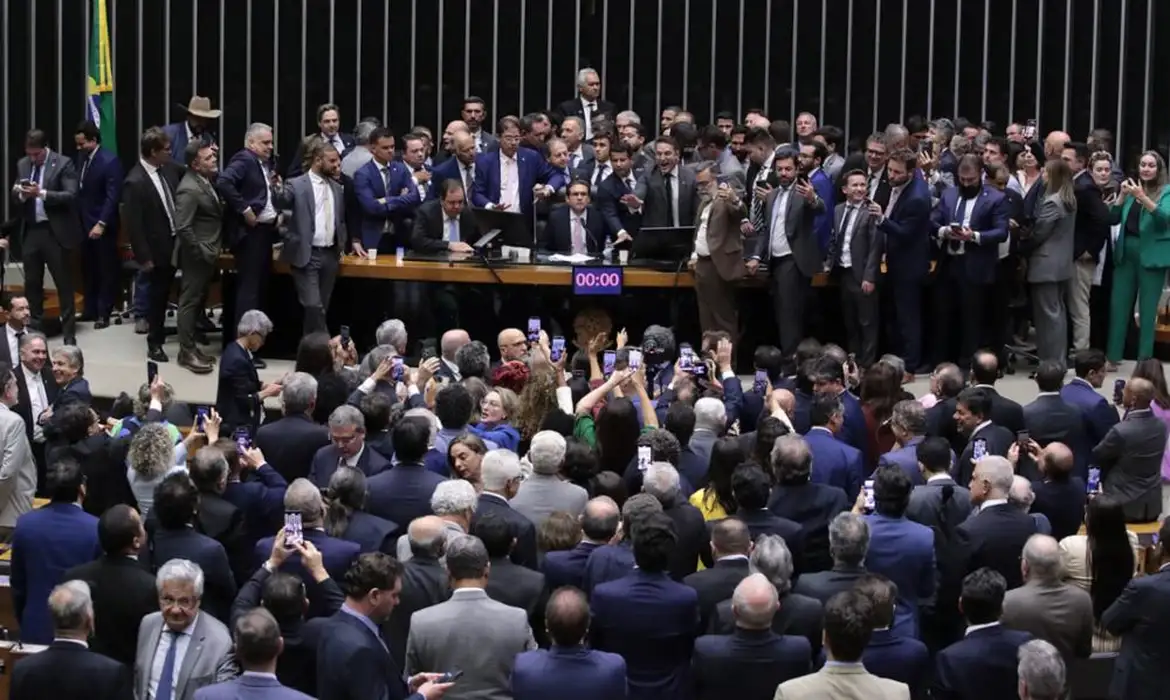 Corregedor da Câmara pede suspensão de 3 deputados envolvidos em motim