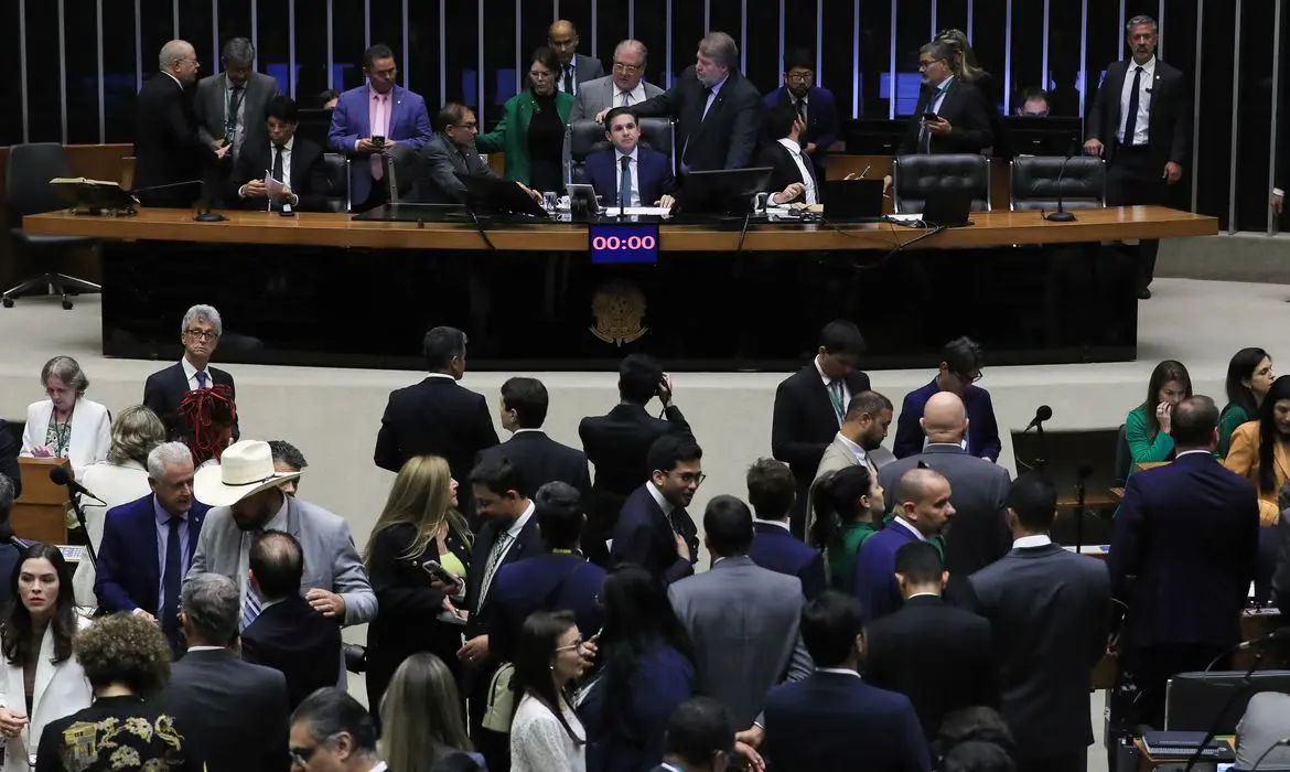 Câmara aprova texto que dificulta denúncia criminal contra parlamentar