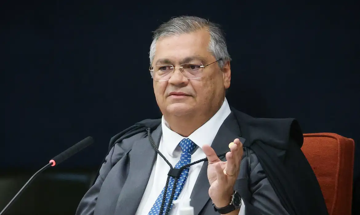 Ministro proíbe repasse de emendas para Eduardo Bolsonaro e Ramagem