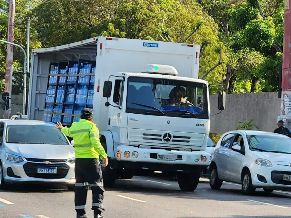 Prefeitura de Manaus autua veículos pesados por desrespeitar zona de restrição
