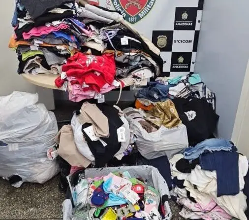 Mulher é presa por receptação de roupas e produtos furtados de lojas, em Manaus
