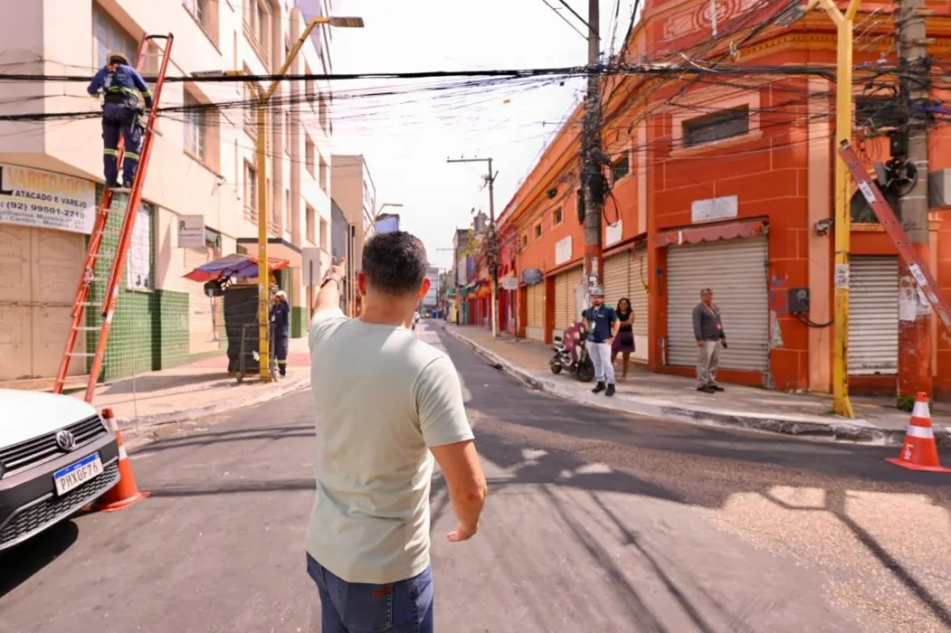 Prefeito David Almeida fiscaliza ação de despoluição visual na Quintino Bocaiúva e reforça que operação já soma mais de 6,5 toneladas de fios e cabos removidos
