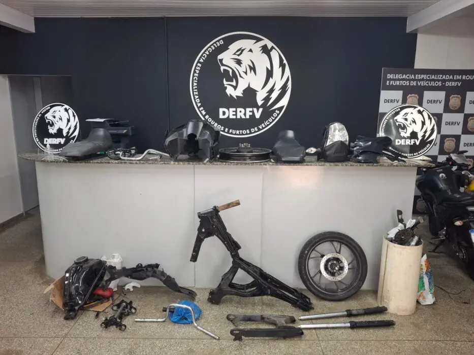 Polícia encontra desmanche clandestino, recupera motocicleta furtada e prende dois homens em flagrante