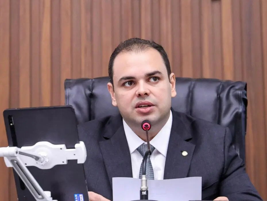 Nova lei de Roberto Cidade impede que consumidores negativados sejam barrados em planos de saúde