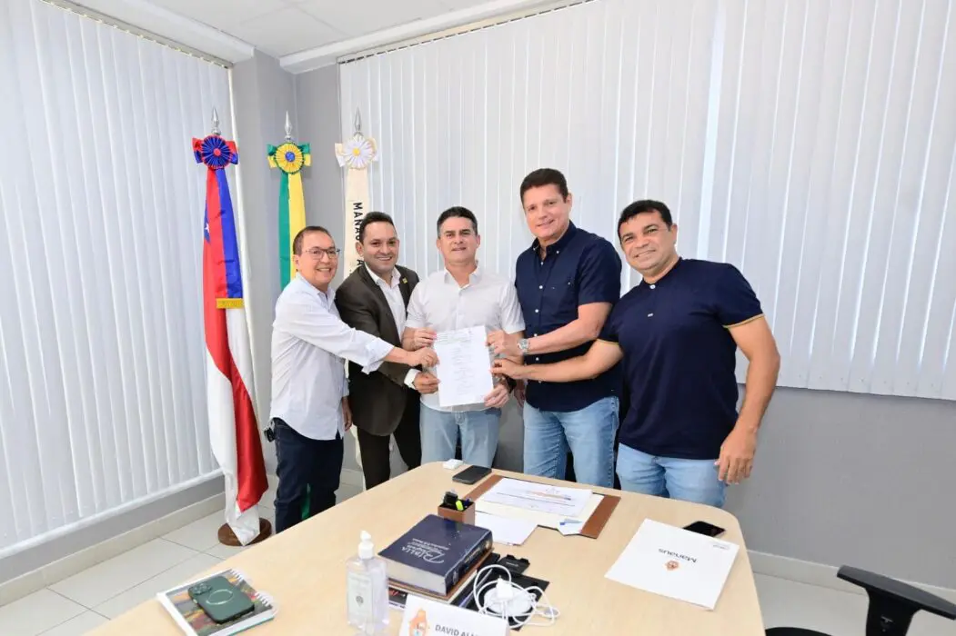 Prefeito David Almeida assina decreto que amplia autorizações de táxis em Manaus e beneficia mais de 6 mil motoristas auxiliares