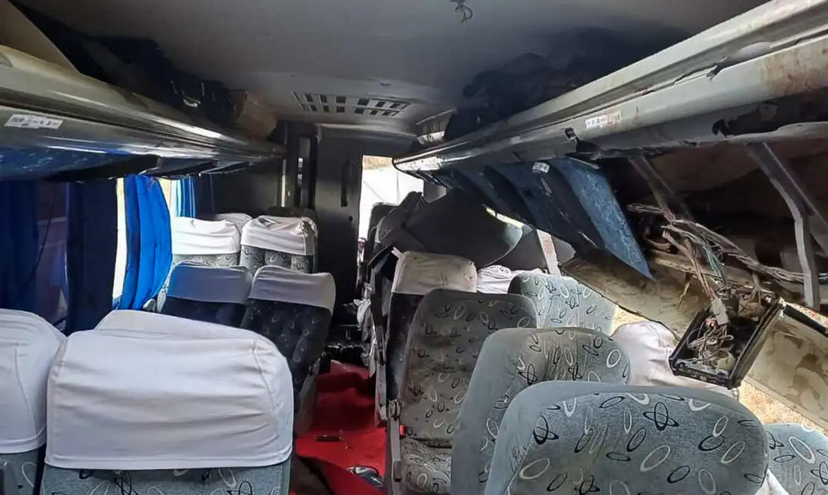 Sobe para 17 número de mortos por acidente com ônibus em Pernambuco