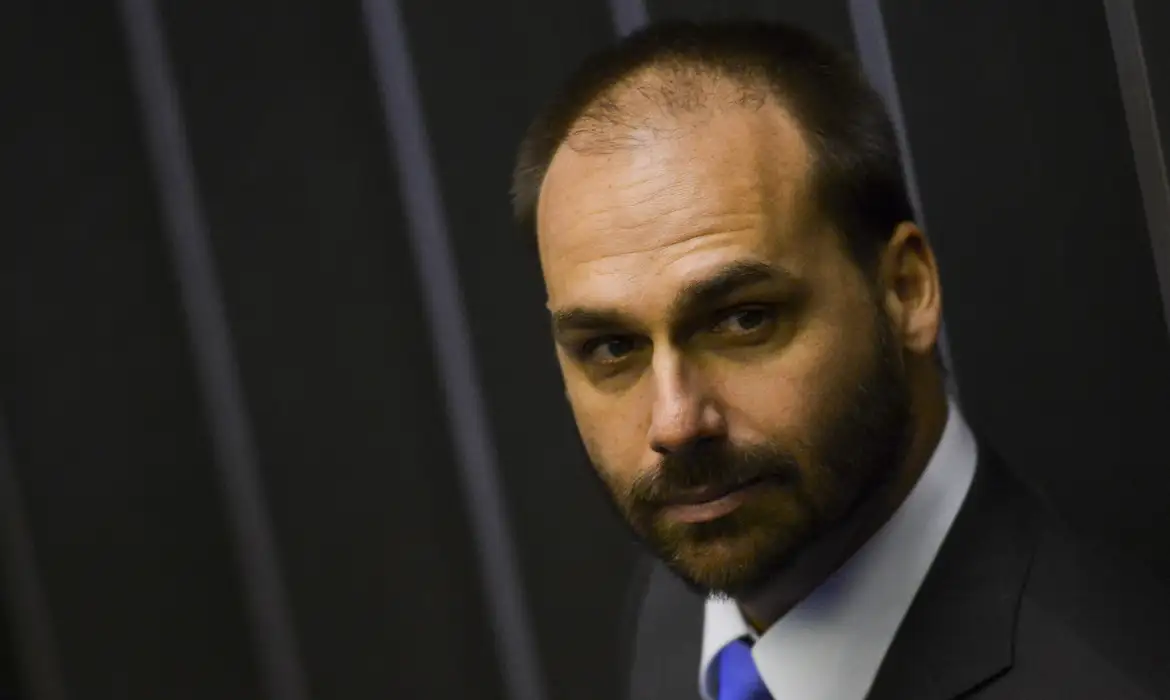 Motta notifica Eduardo Bolsonaro sobre processo de perda do mandato