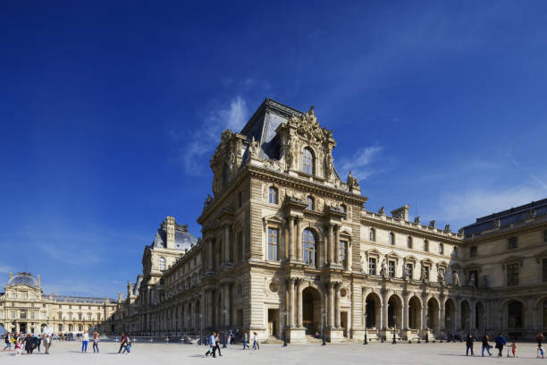 Joias roubadas do Louvre valem R$ 550 milhões, afirma o governo da França