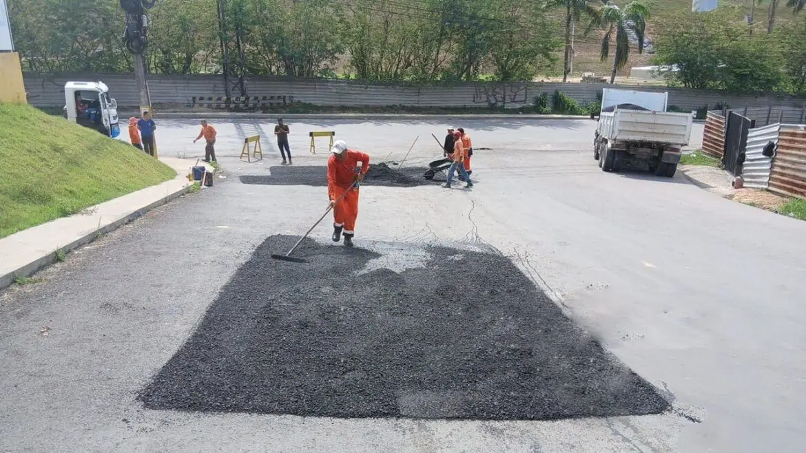 Prefeitura reforça manutenção asfáltica no bairro Lago Azul